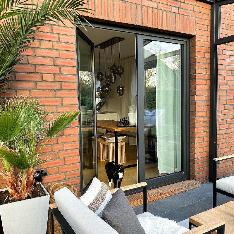 Casa in mattoni rossi con terrazza