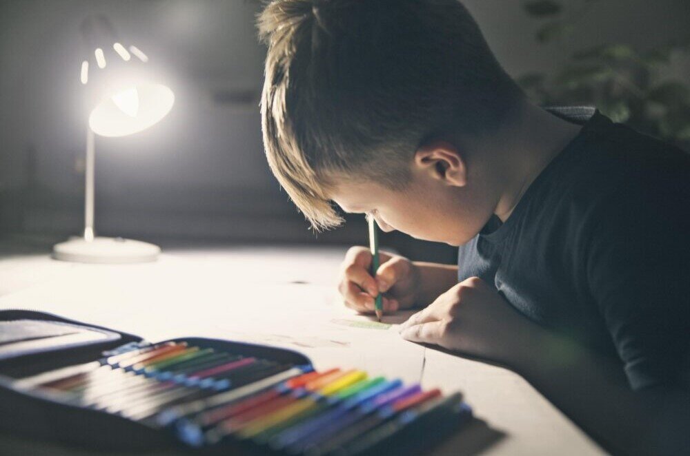 Illuminazione bianca neutra sulla scrivania