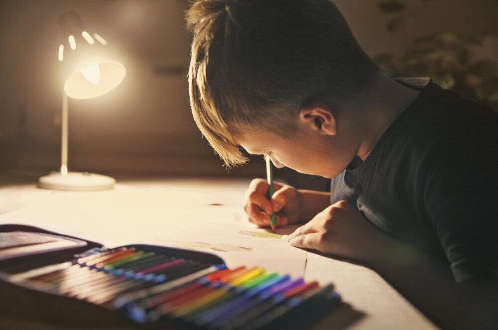 Illuminazione bianca calda sulla scrivania