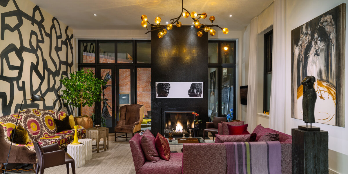 Soggiorno in stile massimalista