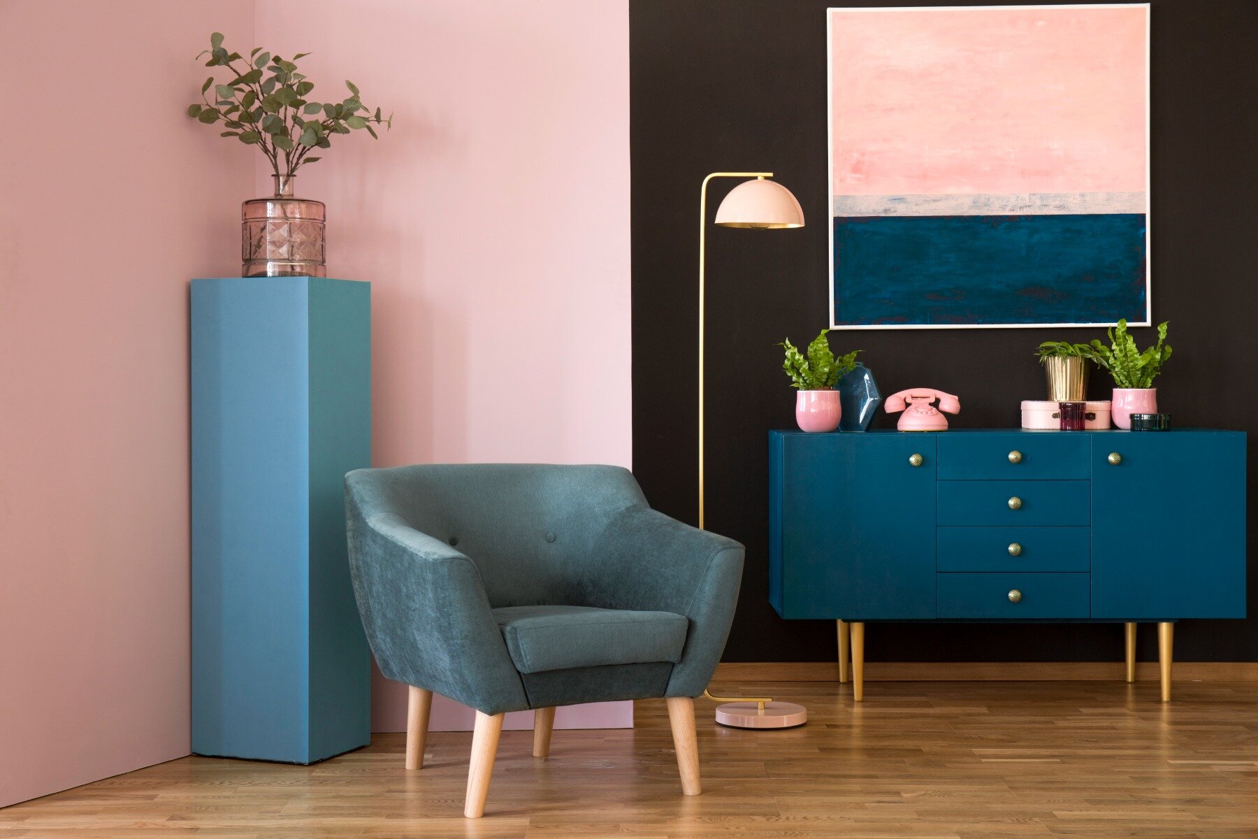 Soggiorno blu-rosa in stile massimalista