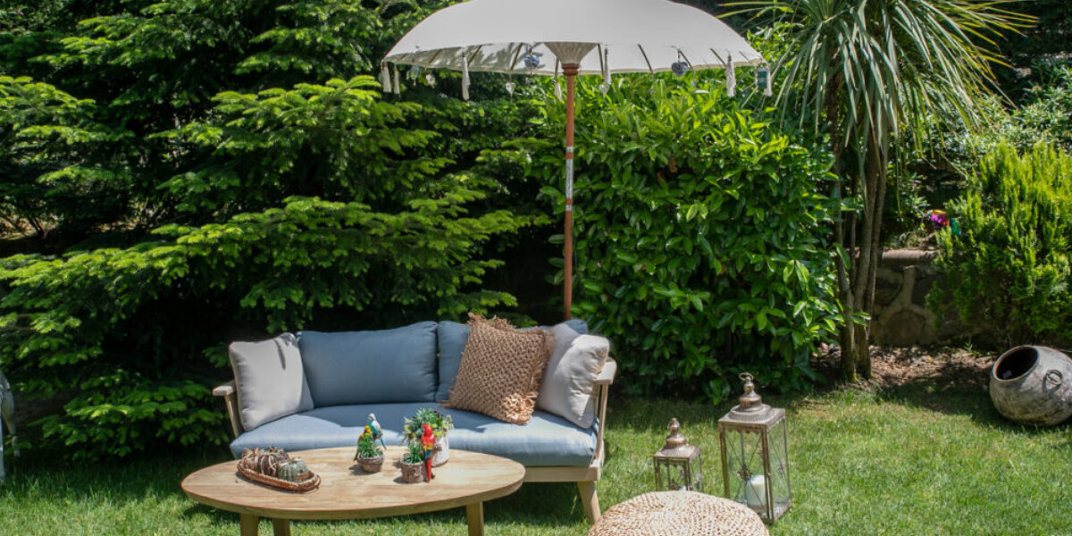 Ben illuminato: Un'accogliente angolo relax in giardino