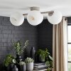 Plafoniera Koyoto moderna con 4 sfere in vetro bianco su barra lineare