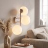 Moderna lampada da parete Gastor con tre sfere in vetro bianco, struttura sabbia
