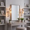 Applique da parete moderne Gastor, set da 2, con tre sfere in vetro, accanto allo specchio
