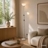 Brilliant lampada da terra Spari, struttura beige, luce indiretta con luce laterale